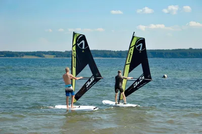 Camping Hemmelmark - Gäste beim Surfen auf der Ostsee vor dem Campingplatz