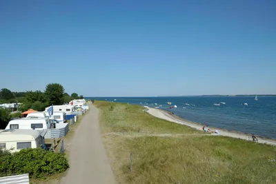 Camping Hemmelmark - Stellplätze und Badestrand auf dem Campingplatz direkt an der Ostsee
