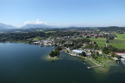 Campingplatz Hofbauer  - Luftaufnahme des Campingplatzes am Wasser
