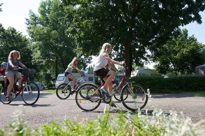 Campingplatz Horn  - Kinder auf Fahrrädern auf dem Wohnwagen- und Zeltstellplatz vom Campingplatz