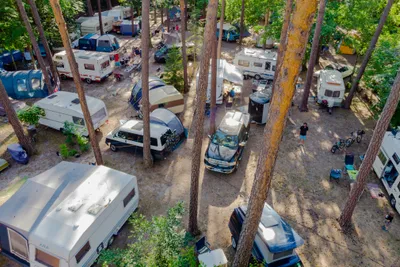 Campingplatz Icanos - Luftaufnahme des Wohnwagen- und Zeltstellplatzes zwischen Bäumen