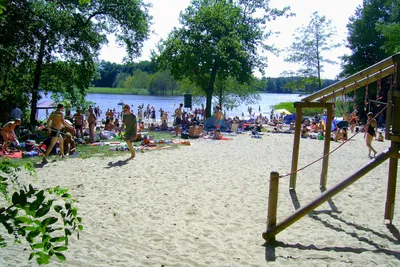 Campingplatz Icanos - Badegäste am Seddiner See an dem der Campingplatz liegt