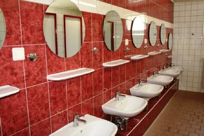 Campingplatz Idyll - Sanitärgebäude mit Waschbecken, Spiegel, Toiletten und Duschen
