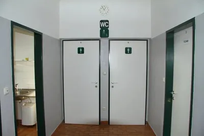 Camping Jennersdorf - Sanitäranlage auf dem Campingplatz mit Bad mit Toilette, Waschbecken und Dusche