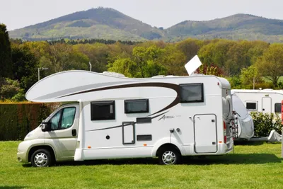 Camping Jillieshof  -  Wohnwagenstellplatz und Wohnmobilstellplatz vom Campingplatz auf grüner Wiese