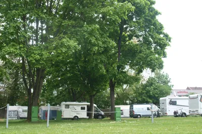 Campingplatz Kanu-Wanderer Saarbrücken - Standplätze auf der Wiese mit Volleyballfeld