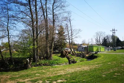 Camping Kellerwald  -  Sanitärgebäude vom Campingplatz auf grüner Wiese