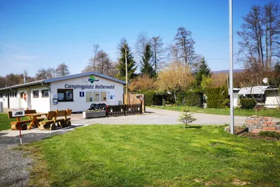 Camping Kellerwald  - Picknicktisch am Hauptgebäude vom Campingplatz