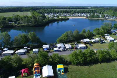Campingplatz Kransburger See  -  Luftaufnahme vom Campingplatz am See