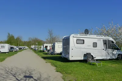 Campingplatz Lanzer See - Komfortstellplätze für Wohnmobile am Feld auf der Wiese des Campingplatzes