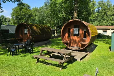 Camping Loosteich - Außenansicht Campingfässer auf dem Campingplatz
