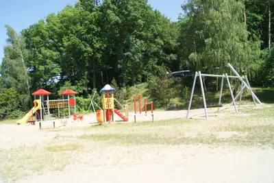 Campingplatz Lütauer See - Kinderspielplatz mit Rutsche und Schaukel auf dem Campingplatz