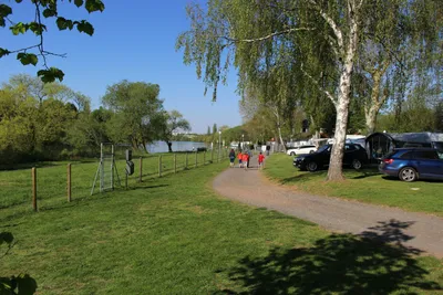 Campingplatz Mainkur  -  Camper auf dem Gehweg  vom Campingplatz entlang des  Mains
