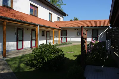 Campingplatz Mainkur   - Außenansicht vom Sanitärgebäude auf dem Campingplatz