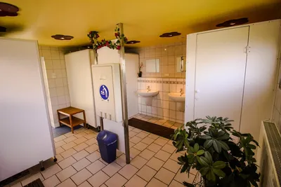 Campingplatz Mainkur  -  Sanitärbereich vom Campingplatz mit Wickeltisch, Waschbecken und Toilettenkabinen