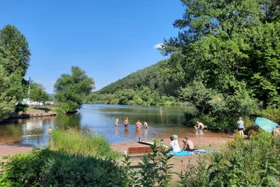 Campingplatz Mainufer - Bademöglichkeiten in kleiner Bucht auf dem Gelände vom Campingplatz