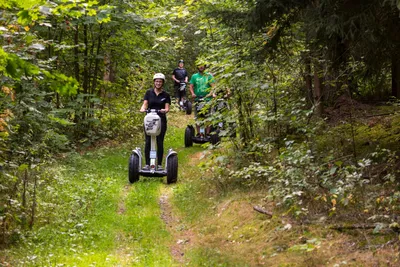 Camping Monte Kaolino -  Gäste auf Segways am Wald auf dem Campingplatz