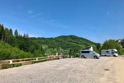 Campingplatz Murhof - Wohnwagenstellplätze mit Blick ins Grüne auf dem Campingplatz