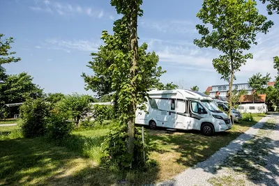 Campingplatz Neuwarft - Wohnwagen- und Wohnmobilstellplätzen zwischen Bäumen
