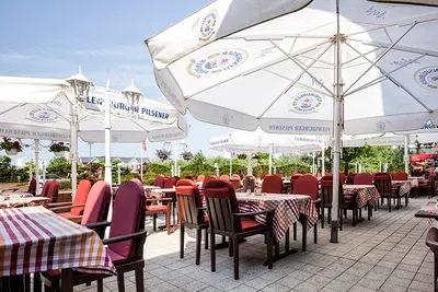 Campingplatz Neuwarft - Restaurant Terrasse mit Sonnenschirmen