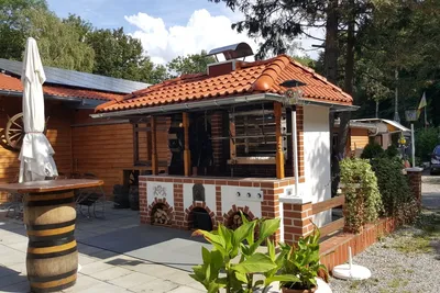 Camping Nord-West - Wasserrad- und Holzkohlegrill für Gäste vom Campingplatz