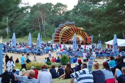 Campingplatz Ostseeblick  - Konzert auf dem Campingplatz an einer Bühne mit Bänken und einer Liegewiese