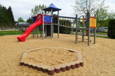 Camping Paulfeld - Kinderspielplatz auf dem Campingplatz mit Klettergerüst und Rutsche