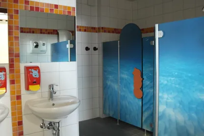 Camping Paulfeld - Innenansicht des Sanitärgebäudes mit Waschbecken