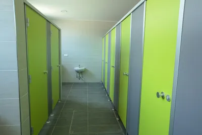 Camping Pirkdorfer See - Innenraum des Sanitärgebäudes mit Toilettenkabinen und Waschbecken