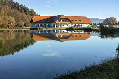 Camping Pirkdorfer See - Blick auf das Hauptgebäude des Campingplatzes über den See