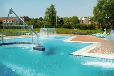Regenbogen Bad Bederkesa  -  Pool vom Campingplatz mit Liegestühlen in der Sonne