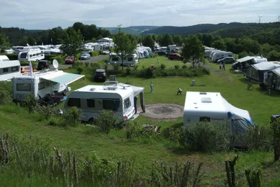 Campingplatz Seepark - Wohnwagenstellplätze zwischen den Bäumen auf dem Campingplatz