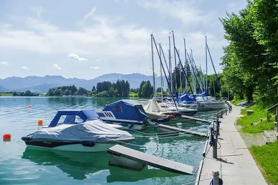 Campingplatz Seewang - Der Bootsanleger am Forggensee mit vertäuten Booten