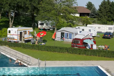 Camping Sonnenwaldbad -Blick auf Wohnwagenstellplatz und Wohnmobilstellplatz vom Campingplatz am Pool