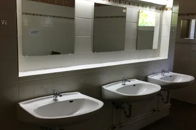 Campingplatz Spadener See - Innenraum des Sanitärgebäudes mit Waschbecken