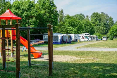 Camping Stadtsteinach  -  Spielplatz am Wohnwagen- und Zeltstellplatz vom Campingplatz auf grüner Wiese