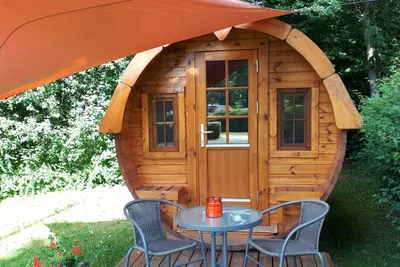 Camping Stadtsteinach - Wohnfass mit kleiner Terrasse auf dem Campingplatz
