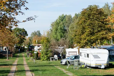 Camping Stausee Oberwald - Wohnmobil- und  Wohnwagenstellplätze auf dem Campingplatz