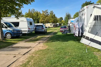Camping Stausee Oberwald - Wohnmobil- und  Wohnwagenstellplätze auf der Wiese