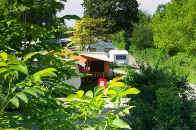 Camping Strandbad Mannheim - Wohnwagenstellplätze umringt von Bäumen auf dem Campingplatz