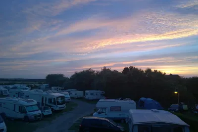 Campingplatz Südhörn - Wohnmobil un Wohnwagen Stellplaetze auf der Wiese am Sonnenuntergang