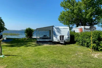 Campingplatz Süduferperle - Stellplatz im Grünen mit Blick auf das Wasser