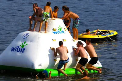 Campingparadies Nixi - Kinder auf einer Badeplattform auf dem See