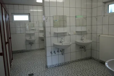 Campingplatz Trendelburg  -  Sanitärbereich vom Campingplatz mit Waschbecken, Spiegeln und Toilettenkabinen