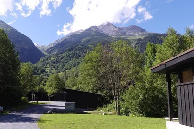 Camping Trun - Badehaus mit Blick auf die Berge