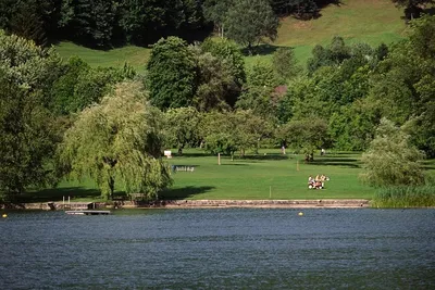 Camping Türlersee  - Camper auf der Wiese vom Seebad des Campingplatzes