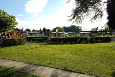 Campingplatz Strandbad, Amriswil - Leere Stellplätze auf dem Campingplatz mit weiteren Stellplätzen im Hintergrund