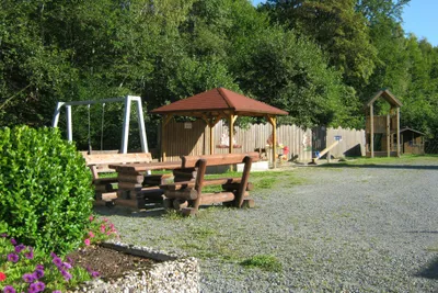 Camping Valmetal - Blick auf das Campingplatzgelände mit dem Spielplatz für Kinder