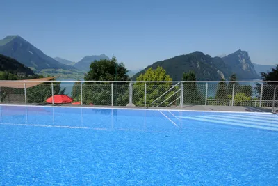 Camping Vitznau - Pool des Campingplatzes mit Blick auf den See und auf die Berge