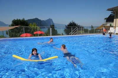 Camping Vitznau - Gäste im Pool auf dem Campingplatz